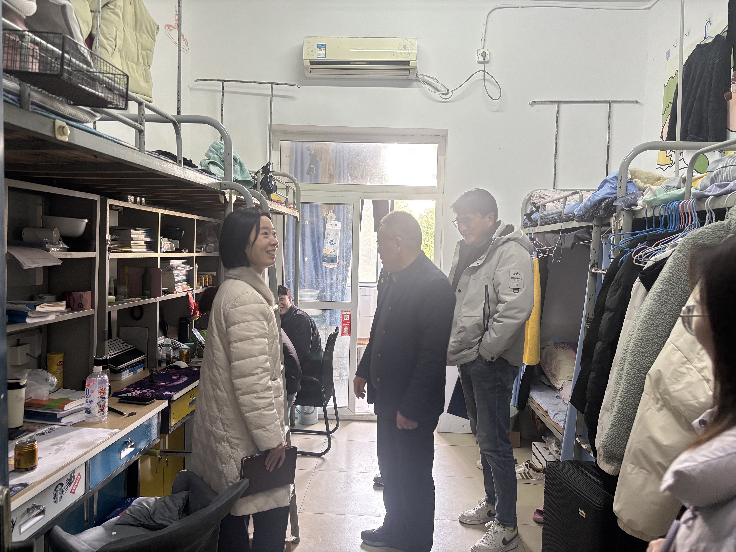 <strong>学院走访送关怀  师生交流话新篇 ——土木工程学院组织新学期宿舍走访活动并召开新学期第一次学生工作例会</strong>