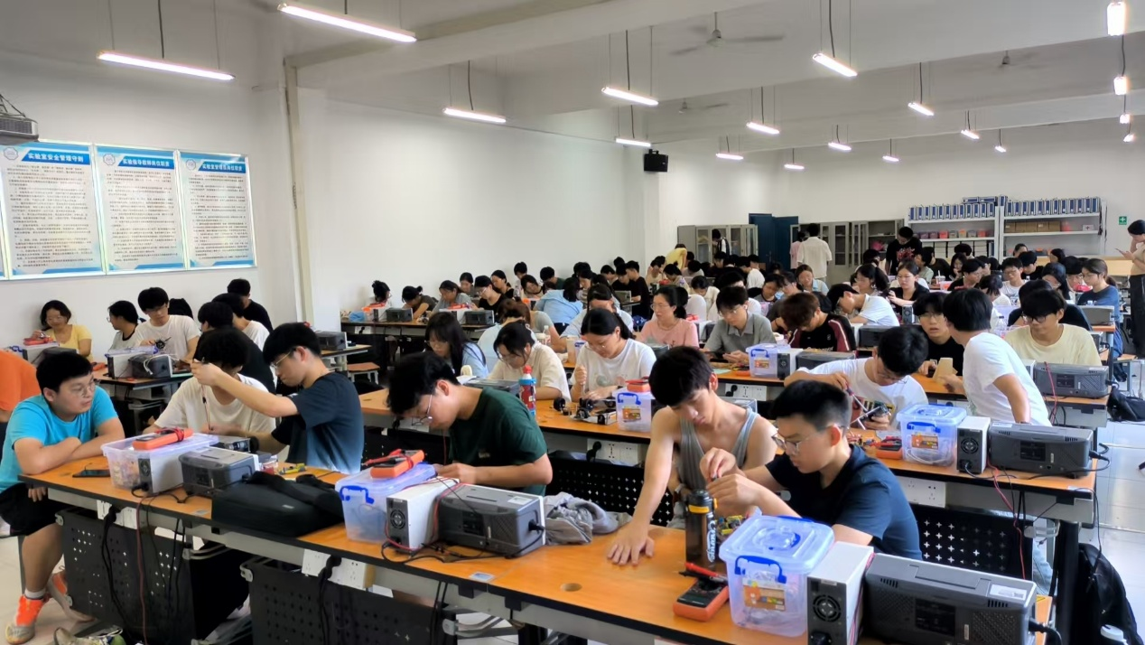 青春逐梦热土，创新点燃未来——AC米兰官方网站暑期创新工程实践绘就育人成效新图景