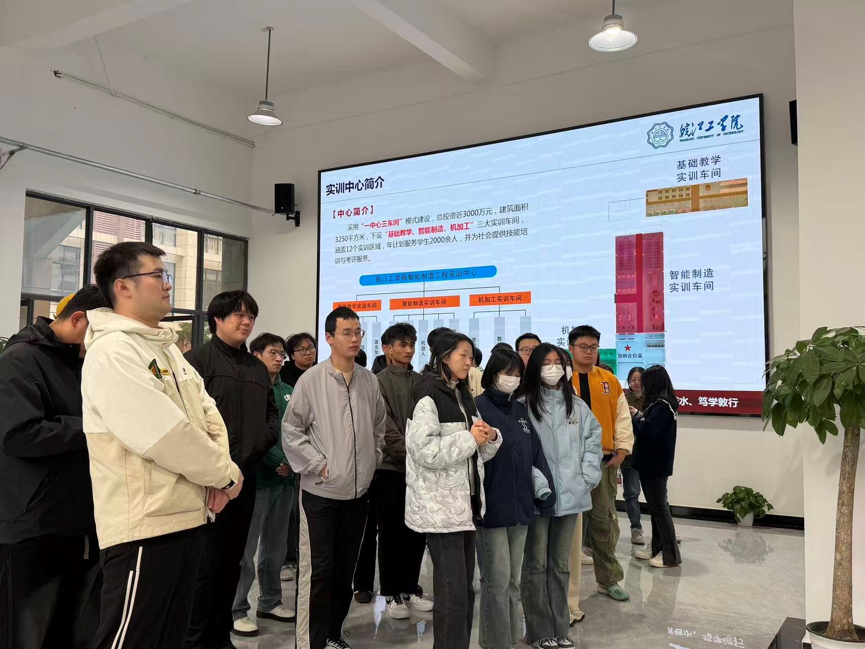 水利学子跨界探“智”——智能制造工程实训中心认知实习搭建学科融合桥梁